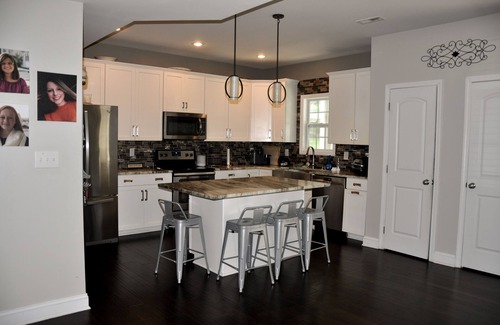 Christiansburg House | Inviting Hokie Home with Hot Tub, Tesla Charger & Breakfast