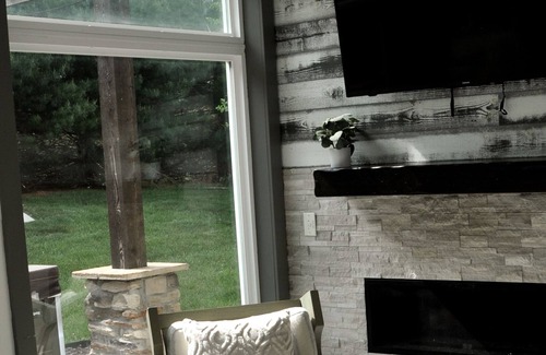 Christiansburg House | Inviting Hokie Home with Hot Tub, Tesla Charger & Breakfast