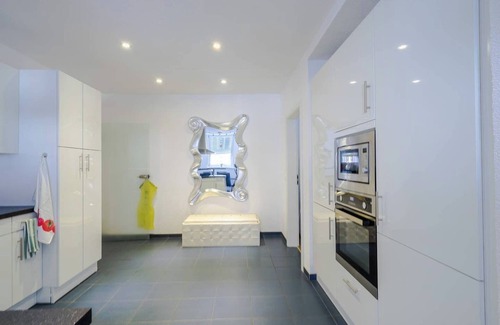 Altstadt Apartment | Modern "Konstanz City im Paradies" Apartment with Ocean View