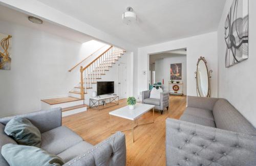 The Heights House | Modern 4BR Home - Just 20 Minutes from Times Square