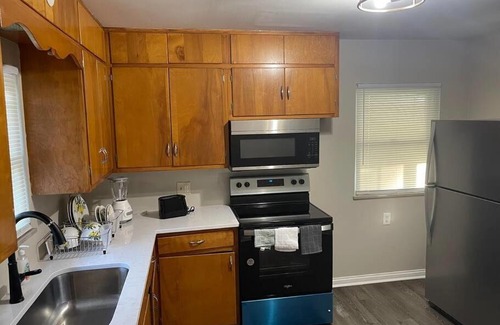 Indianapolis House | Perfect Retreat: Modern Home Away from Home, Guest Rated 10/10