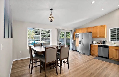 Elk Plain House | Modern Home Near JBLM - Ideal for Families and Pets