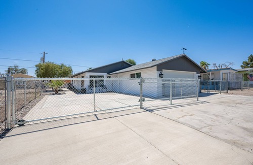 Bullhead City House | Explore a Modern Home Near the River - Pet and Child Friendly