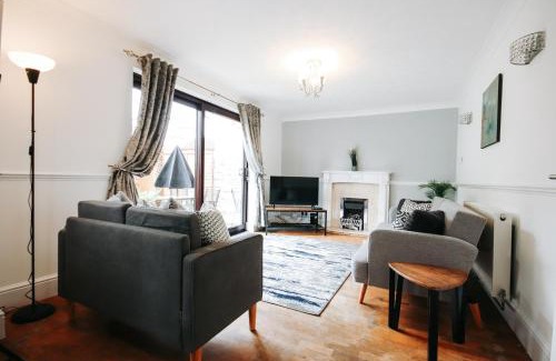 Cheshunt House | Willowdene Wonder - Ideal Stay for Corporates & Contractors