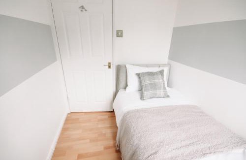 Cheshunt House | Willowdene Wonder - Ideal Stay for Corporates & Contractors