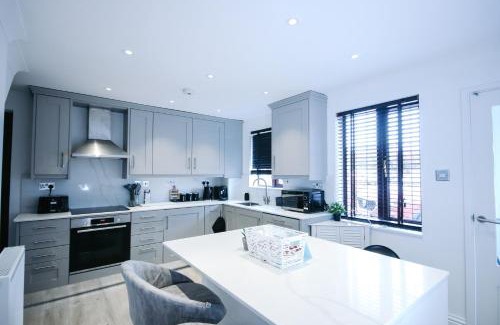 Cheshunt House | Willowdene Wonder - Ideal Stay for Corporates & Contractors