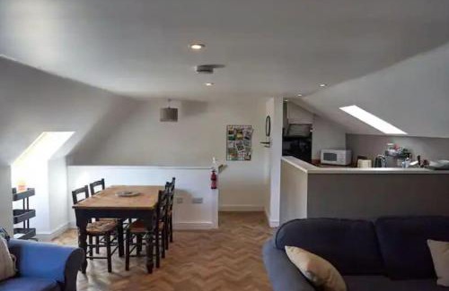 Dersingham House | Stylish Retreat for 4 with Inviting Hot Tub Experience