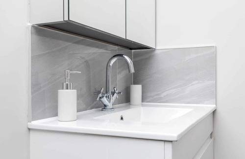 Horsham Apartment | Modern Home from Home Apartment by 247 Lets Horsham