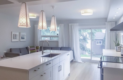 Tuxedo House | Top-Rated Modern Home in Central River Heights with Breakfast