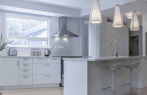 Tuxedo House | Top-Rated Modern Home in Central River Heights with Breakfast