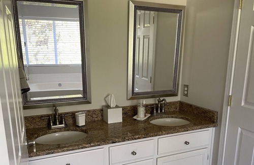 South Hill House | Modern Family-Friendly Retreat in Puyallup, WA