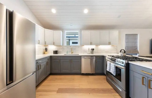 Holly House | Ideal Retreat with Kitchen, Spa & Top Guest Rating of 10/10