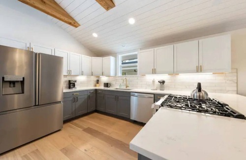 Holly House | Ideal Retreat with Kitchen, Spa & Top Guest Rating of 10/10