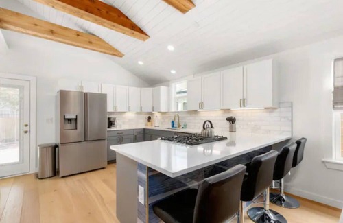 Holly House | Ideal Retreat with Kitchen, Spa & Top Guest Rating of 10/10