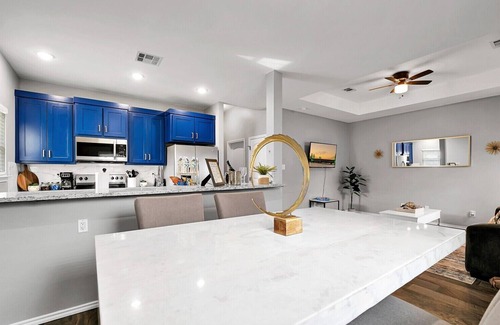 Waco House | Modern Home near 2 miles from Baylor & Magnolia| Private Backyard