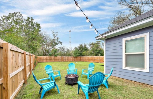 Waco House | Modern Home near 2 miles from Baylor & Magnolia| Private Backyard