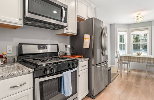 Mossy Oaks House | Pet-Friendly Jasmine Cottage Near Port Royal & Paris Island