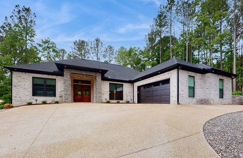 Hot Springs Village House | Modern Retreat with Golf Course Views and Private Amenities