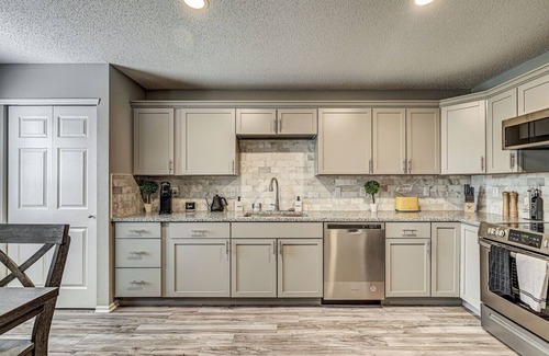 Noblesville House | Guest Rated 9.8: Modern Home with Spa & Hot Tub at Ruoff