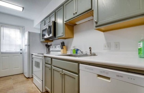 Hinesville Apartment | Family Fun Oasis with Vintage Arcade and Free Breakfast