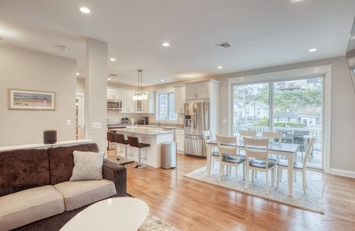 Highlands House | Modern Home Steps from Beach with Fast Wi-Fi & Hot Tub