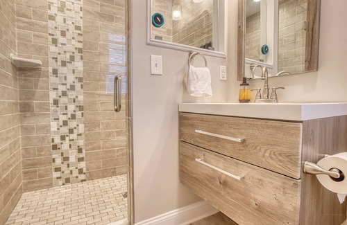 Highlands House | Modern Home Steps from Beach with Fast Wi-Fi & Hot Tub