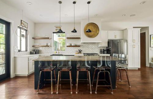 Chestnut House | Modern Home with Casita - Balcony & Mins to DT ATX