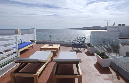 Arrieta Apartment | Oceanfront Retreat in Arrieta with Spa and Kitchen Amenities