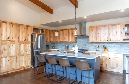 Silverthorne House | Tranquil Retreat with Pool, Gym & Private Lake Access