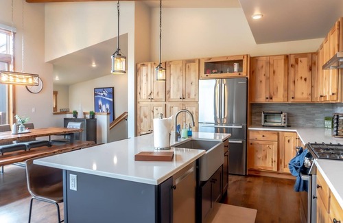 Silverthorne House | Tranquil Retreat with Pool, Gym & Private Lake Access