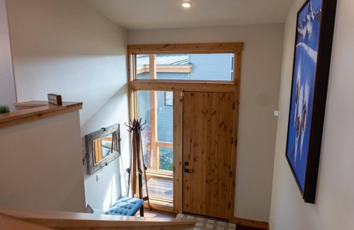 Silverthorne House | Tranquil Retreat with Pool, Gym & Private Lake Access