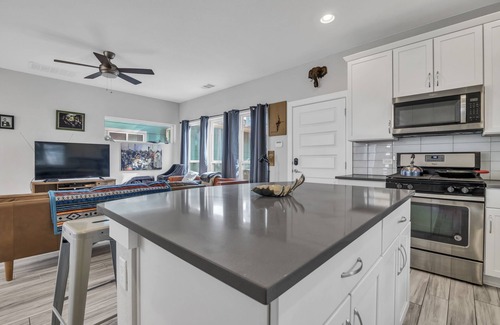 Parker Lane House | Modern Downtown Home with Pool - Family-Friendly Getaway