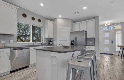 Parker Lane House | Modern Downtown Home with Pool - Family-Friendly Getaway