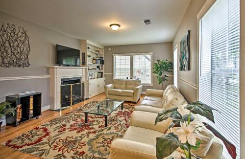 Riverside Terrace House | Convenient Home with Yard Near Houston Zoo for Families