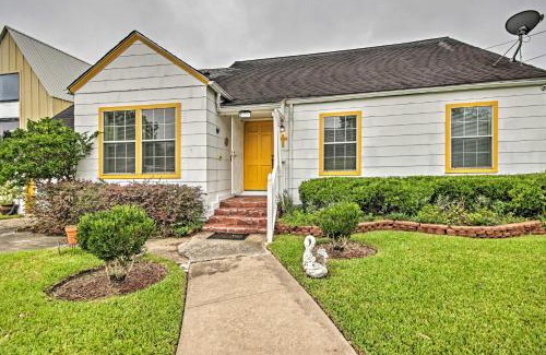 Riverside Terrace House | Convenient Home with Yard Near Houston Zoo for Families
