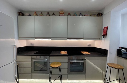 North Greenford Apartment | Inviting Bedrooms with Breakfast in Modern Home