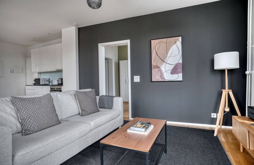 Horgen District Apartment | Modern Horgen 2.5 Room: Pet-Friendly & Steps from Market