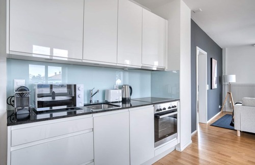 Horgen District Apartment | Modern Horgen 2.5 Room: Pet-Friendly & Steps from Market