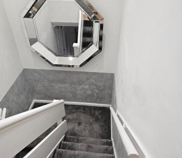 East End Apartment | Modern House with Ocean View Near Glasgow Green