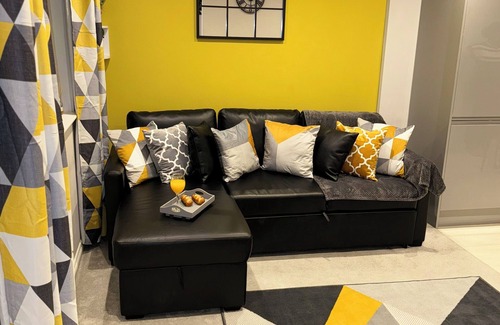 Reading City Centre House | Modern House for 6 Guests with Garden and Free Parking - 5 minutes to Oracle