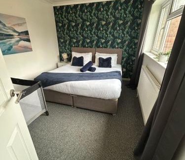 Lutterworth House | Modern House Retreat in Lutterworth - Child-Friendly Stay