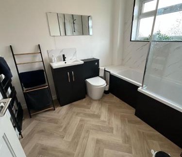Lutterworth House | Modern House Retreat in Lutterworth - Child-Friendly Stay