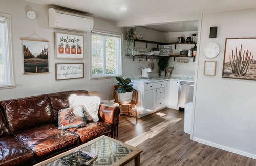 Grants Pass House | Stylish Retreat in Grants Pass with Hot Tub & Fire Pit