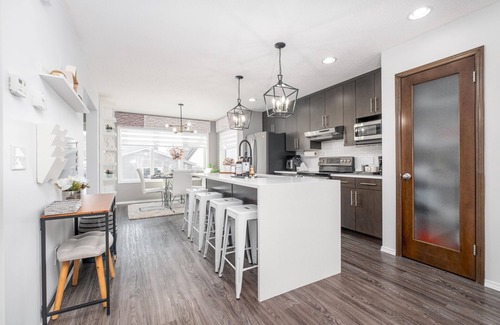 Fort Gary House | Trendy South Winnipeg Home with Breakfast & Family-Friendly Amenities