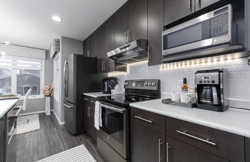 Fort Gary House | Trendy South Winnipeg Home with Breakfast & Family-Friendly Amenities