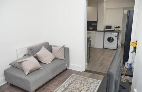 Northampton Apartment | Modern House with Spa Near Northampton City Centre