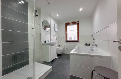 Longkamp House | Modern Family-Friendly Retreat Near the Moselle River