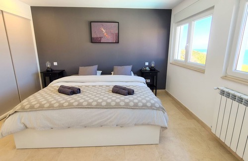 Vale Furado House | Modern Oceanfront Haven with Pool, Steps from the Beach