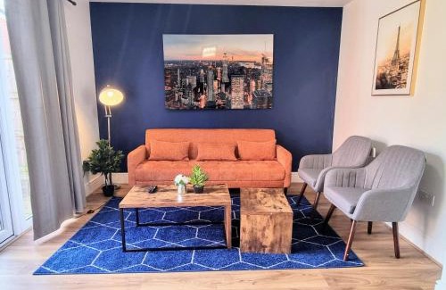Basildon House | Modern House with Child-Friendly Amenities & Free Parking