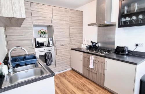 Basildon House | Modern House with Child-Friendly Amenities & Free Parking